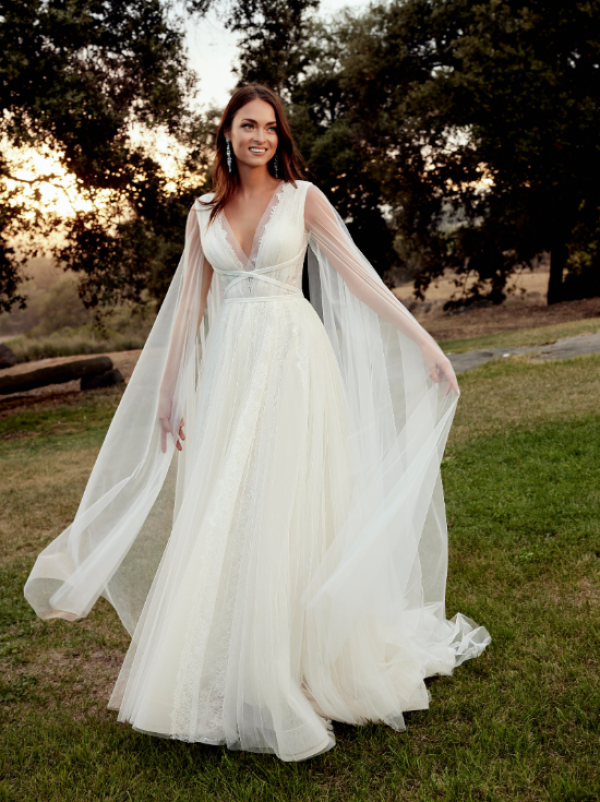 Gaun dengan lengan transparan dan aksen lipit di pergelangan tangan